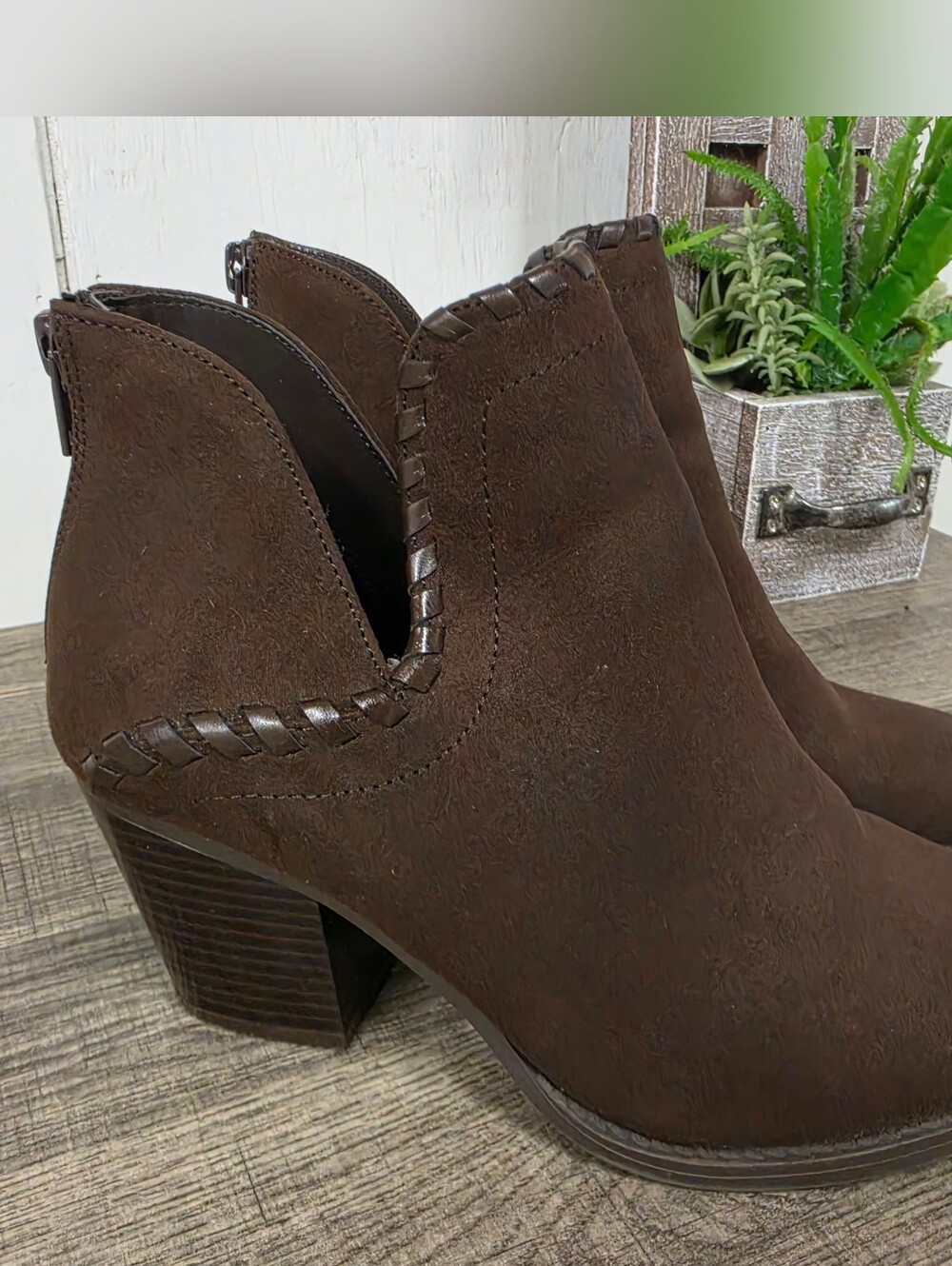Brown Suede Ankle Booties 2.75" Block Heel Size 7 Autumn Fall Boots Western Chic
